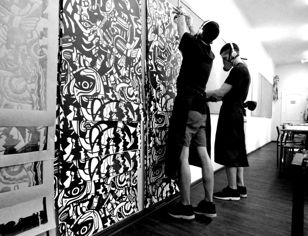 Artist Dominik Cierpiał making linocut prints in studio Dominik Cierpiał artysta grafik sztuka współczesna grafika tradycyjna