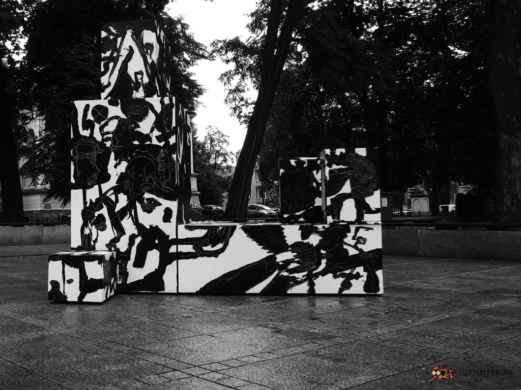 Dominik Cierpial cyclops art installation contemporary art modern art black and white graphic art instalacja artystyczna czarny i bialy artysta grafik