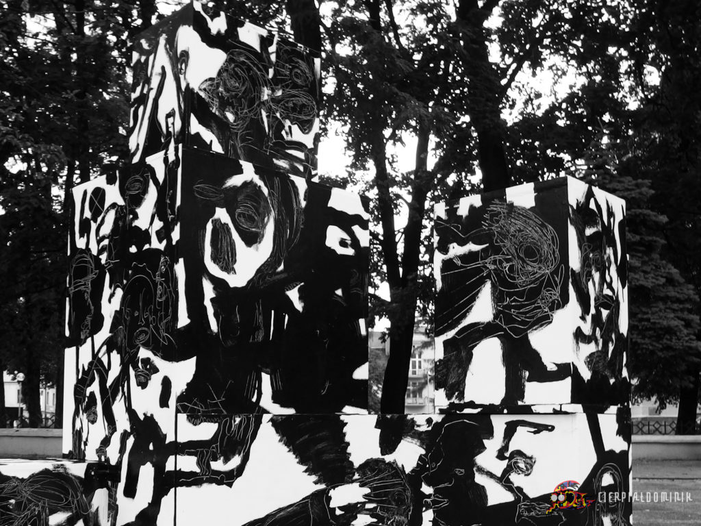 Dominik Cierpial cyclops art installation contemporary art modern art black and white graphic art instalacja artystyczna czarny i bialy artysta grafik