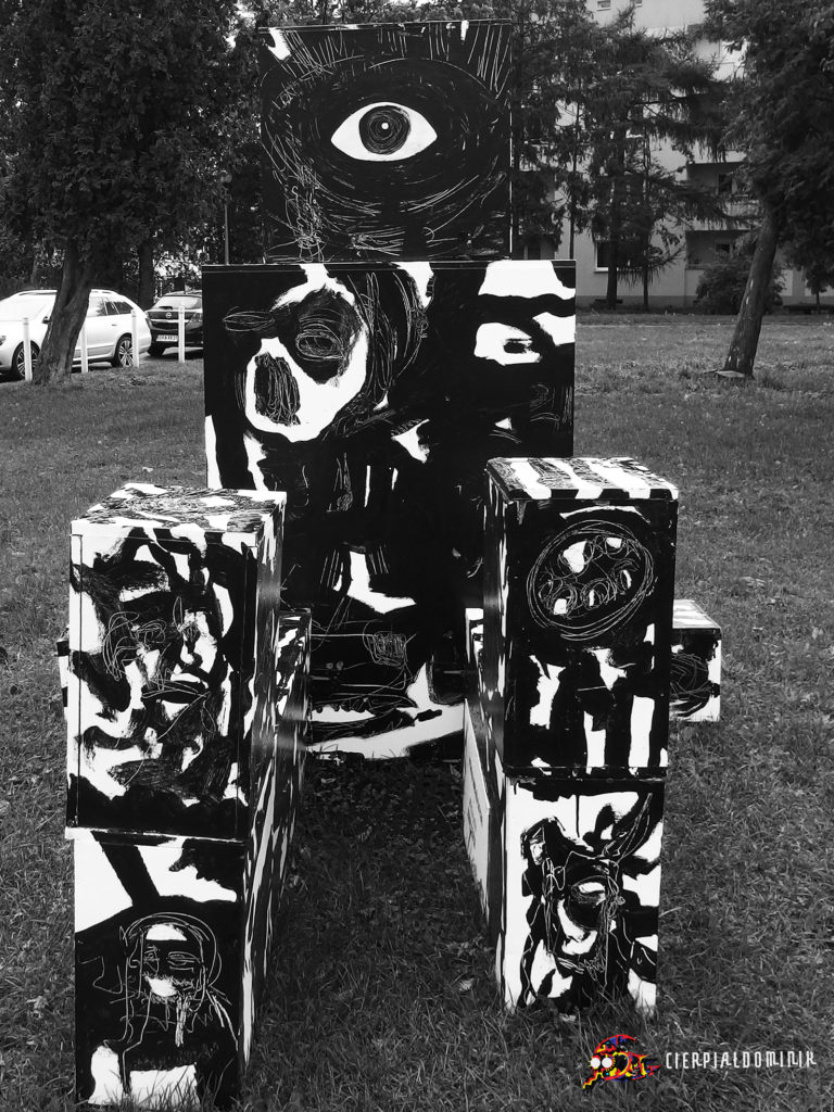 Dominik Cierpial cyclops art installation contemporary art modern art black and white graphic art instalacja artystyczna czarny i bialy artysta grafik