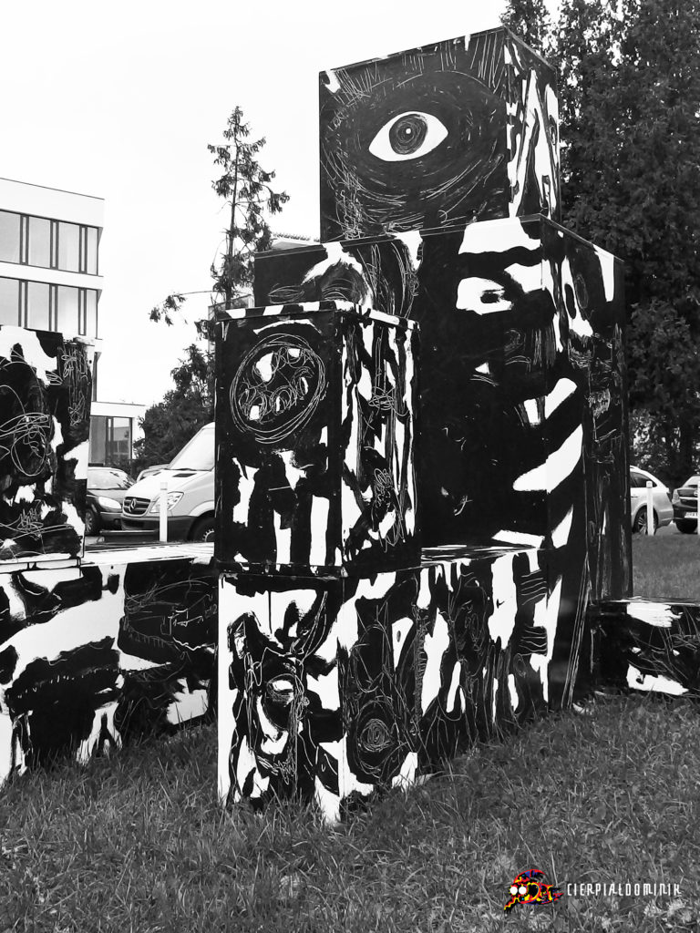 Dominik Cierpial cyclops art installation contemporary art modern art black and white graphic art instalacja artystyczna czarny i bialy artysta grafik