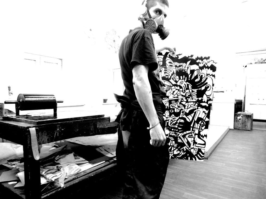 Dominik Cierpiał Artysta grafik graphic artist contemporary art insllation linocut traditional graphic modern artist studio